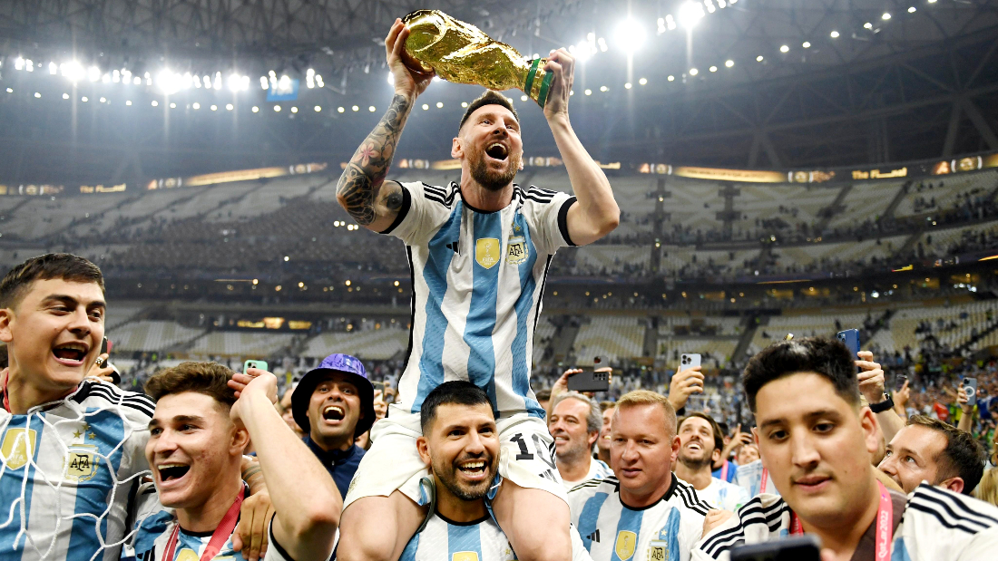 Lionel_Messi_Argentina_trophy_121822.jpg